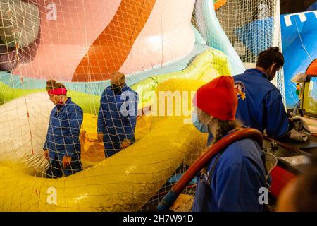 New York, NY - 24. November 2021. Die Massen drängen sich zum Aufblasort der Macy’s Thanksgiving Parade, der am Nachmittag für die Öffentlichkeit geöffnet wurde Stockfoto