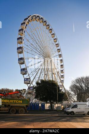 Brighton UK 25th November 2021 - Im Old Steine Brighton, das dieses Jahr Teil des Brighton Christmas Festivals sein wird, Wurde Ein Riesenrad aufgestellt : Credit Simon Dack / Alamy Live News Stockfoto