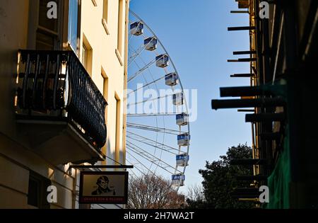Brighton UK 25th November 2021 - Im Old Steine Brighton, das dieses Jahr Teil des Brighton Christmas Festivals sein wird, Wurde Ein Riesenrad aufgestellt : Credit Simon Dack / Alamy Live News Stockfoto
