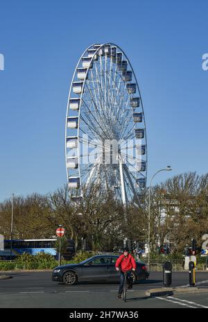 Brighton UK 25th November 2021 - Im Old Steine Brighton, das dieses Jahr Teil des Brighton Christmas Festivals sein wird, Wurde Ein Riesenrad aufgestellt : Credit Simon Dack / Alamy Live News Stockfoto