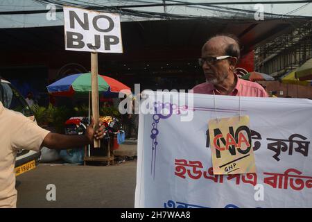 25. November 2021, Kalkutta, Westbengalen, Indien: Menschen versammeln sich, um gegen das Gesetz der Bauern zu protestieren, keine NRC und keine CAA..Menschen, die menschliche Kette zu demonstrieren. Kinder nehmen an dieser Kundgebung Teil. Die Menschen feiern auch den Protest der Bauern zum Jahrestag. (Bild: © Rahul Sadhukhan/Pacific Press via ZUMA Press Wire) Stockfoto