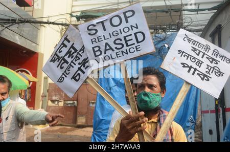 25. November 2021, Kalkutta, Westbengalen, Indien: Menschen versammeln sich, um gegen das Gesetz der Bauern zu protestieren, keine NRC und keine CAA..Menschen, die menschliche Kette zu demonstrieren. Kinder nehmen an dieser Kundgebung Teil. Die Menschen feiern auch den Protest der Bauern zum Jahrestag. (Bild: © Rahul Sadhukhan/Pacific Press via ZUMA Press Wire) Stockfoto