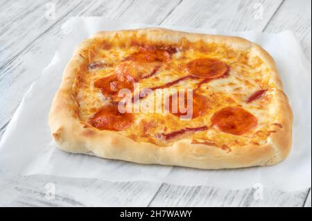 Pizza im Detroit-Stil auf dem Backpapier Stockfoto