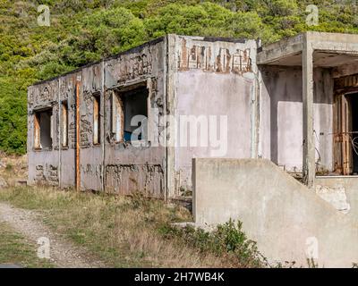 Ein altes verlassene Gebäude in Ruinen auf der Insel Gorgona, Livorno, Italien Stockfoto