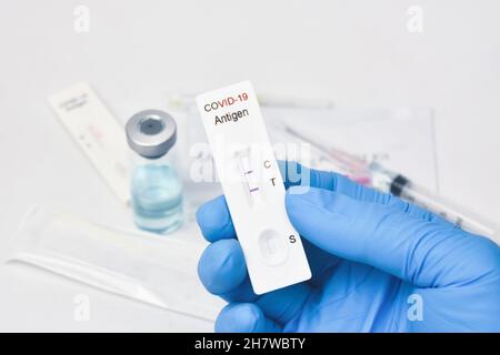 Der Arzt zeigt eine Covid-19-Kassette mit positiven Ergebnissen aus einem Rapid-Antigen-Testkit Stockfoto