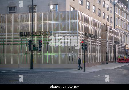 25. November 2021. Burberry Store in der New Bond Street mit vorübergehender Verkleidung während einer umfassenden Renovierung. Stockfoto