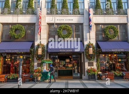 25. November 2021. Weihnachtsdekorationen vor dem Ralph Lauren-Geschäft in der New Bond Street, London Stockfoto