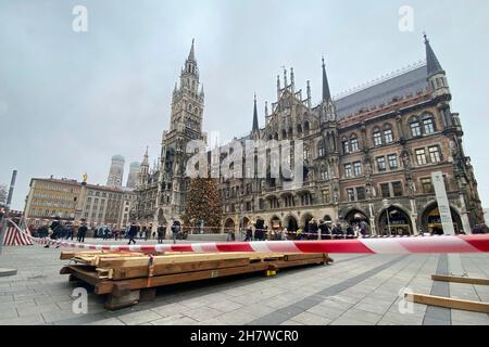 München, Deutschland. 24th. November 2021. Abbau der bereits aufgestellte Stände vom Münchner Christkindlmarkt nach Absage im Herbst 2021 auf dem Marienplatz in München am 25th. November 2021 aufgrund der hohen Inzidenz der Corona-Pandemie, Quelle: dpa/Alamy Live News Quelle: dpa picture Alliance/Alamy Live News Stockfoto
