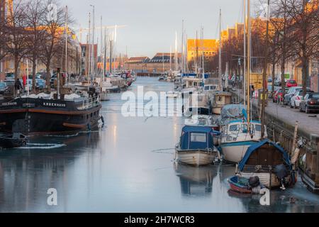 Gefrorenes Boot und Schiffskanal in Christianshavn - Kopenhagen Dänemark Stockfoto