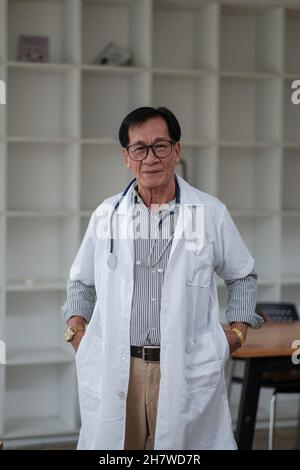 Portrait Asian männlich Senior Arzt Krankenhaus medizinische Klinik Medizin Gesundheitswesen. Stockfoto