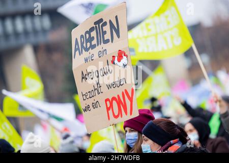 Düsseldorf, Deutschland. 25th. November 2021. Menschen nehmen an einer Demonstration von Beschäftigten des öffentlichen Sektors vor dem landtag Teil. Quelle: Rolf Vennenbernd/dpa/Alamy Live News Stockfoto
