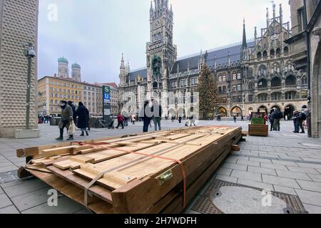 München, Deutschland. 24th. November 2021. Abbau der bereits aufgestellte Stände vom Münchner Christkindlmarkt nach Absage im Herbst 2021 auf dem Marienplatz in München am 25th. November 2021 aufgrund der hohen Inzidenz der Corona-Pandemie, Quelle: dpa/Alamy Live News Quelle: dpa picture Alliance/Alamy Live News Stockfoto