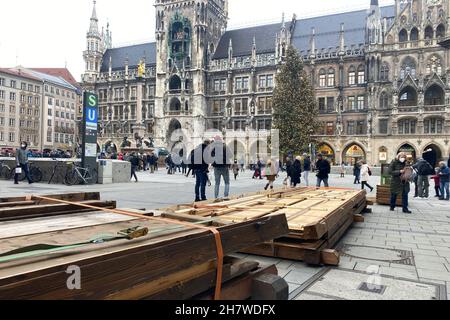 München, Deutschland. 24th. November 2021. Abbau der bereits aufgestellte Stände vom Münchner Christkindlmarkt nach Absage im Herbst 2021 auf dem Marienplatz in München am 25th. November 2021 aufgrund der hohen Inzidenz der Corona-Pandemie, Quelle: dpa/Alamy Live News Quelle: dpa picture Alliance/Alamy Live News Stockfoto