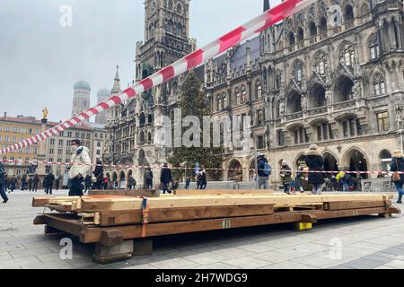 München, Deutschland. 24th. November 2021. Abbau der bereits aufgestellte Stände vom Münchner Christkindlmarkt nach Absage im Herbst 2021 auf dem Marienplatz in München am 25th. November 2021 aufgrund der hohen Inzidenz der Corona-Pandemie, Quelle: dpa/Alamy Live News Quelle: dpa picture Alliance/Alamy Live News Stockfoto