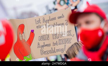 Düsseldorf, Deutschland. 25th. November 2021. Menschen nehmen an einer Demonstration von Beschäftigten des öffentlichen Sektors vor dem landtag Teil. Quelle: Rolf Vennenbernd/dpa/Alamy Live News Stockfoto