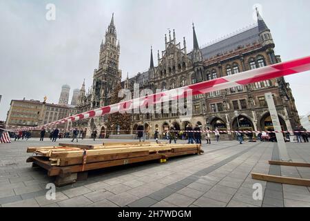 München, Deutschland. 24th. November 2021. Abbau der bereits aufgestellte Stände vom Münchner Christkindlmarkt nach Absage im Herbst 2021 auf dem Marienplatz in München am 25th. November 2021 aufgrund der hohen Inzidenz der Corona-Pandemie, Quelle: dpa/Alamy Live News Quelle: dpa picture Alliance/Alamy Live News Stockfoto
