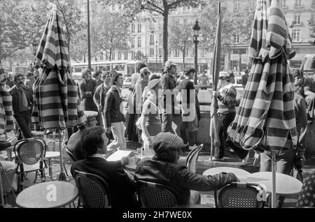 Eine Prozession der Beziers-Fans anlässlich des Sieges in der Rugby-Club-Meisterschaft. Nach der etablierten Tradition gewann das Team 1978 den zweiten Meistertitel in Folge – das Paris-Finale mit Montferrand endete mit einer großen Punktzahl (31:9). Champs-Elysees, Paris; Frankreich, 1978 Stockfoto