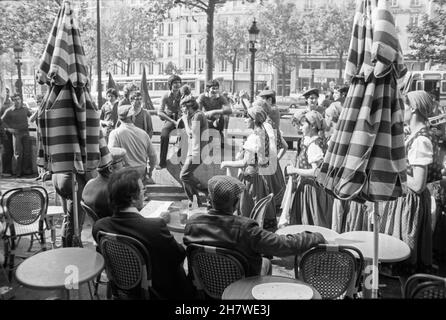 Eine Prozession der Beziers-Fans anlässlich des Sieges in der Rugby-Club-Meisterschaft. Nach der etablierten Tradition gewann das Team 1978 den zweiten Meistertitel in Folge – das Paris-Finale mit Montferrand endete mit einer großen Punktzahl (31:9). Champs-Elysees, Paris; Frankreich, 1978 Stockfoto