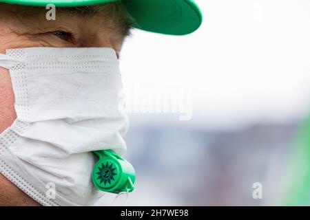 Düsseldorf, Deutschland. 25th. November 2021. Ein Mann pfeift während einer Demonstration von Beschäftigten des öffentlichen Sektors vor dem landtag. Quelle: Rolf Vennenbernd/dpa/Alamy Live News Stockfoto