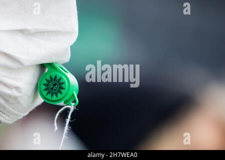 Düsseldorf, Deutschland. 25th. November 2021. Menschen nehmen an einer Demonstration von Beschäftigten des öffentlichen Sektors vor dem landtag Teil. Quelle: Rolf Vennenbernd/dpa/Alamy Live News Stockfoto