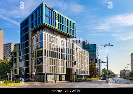 Warschau, Mazovia / Polen - 2020/08/09: Panoramablick auf das Geschäftsviertel Srodmiescie entlang der Grzybowska und Krolewska Straßen mit Krolewska 18 Büro Stockfoto