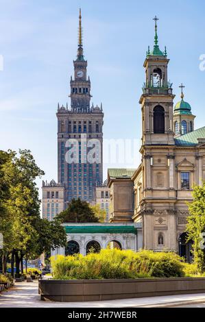 Warschau, Mazovia / Polen - 2020/08/09: Panoramablick auf die Innenstadt von Srodmiescie Bezirk mit Kultur und Wissenschaft Palast PKiN Turm und Allerheiligen Kirche Stockfoto