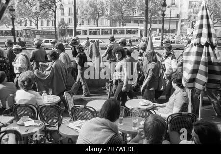 Eine Prozession der Beziers-Fans anlässlich des Sieges in der Rugby-Club-Meisterschaft. Nach der etablierten Tradition gewann das Team 1978 den zweiten Meistertitel in Folge – das Paris-Finale mit Montferrand endete mit einer großen Punktzahl (31:9). Champs-Elysees, Paris; Frankreich, 1978 Stockfoto