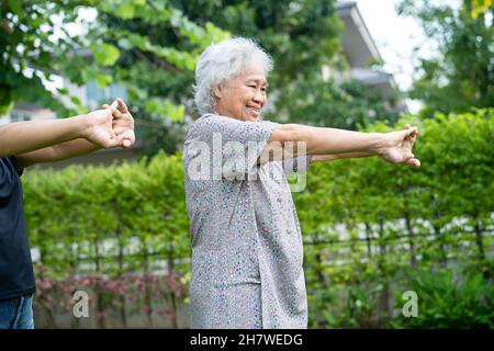 Asiatische ältere oder ältere alte Dame Frau Patient Übung mit glücklich frisch genießen im Park, gesund starke medizinische Konzept Stockfoto