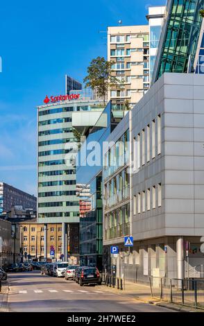 Warschau, Mazovia / Polen - 2020/08/09: Panoramablick auf das Geschäftsviertel Srodmiescie in der Innenstadt von Twarda Straße und Spektrum Tower mit W Stockfoto