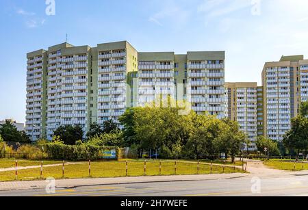 Warschau, Mazovia / Polen - 2020/08/09: Panoramablick auf Wohngebäude von Osiedle Majdanska Eigentumswohnung in Süd Praga Poludnie Bezirk Stockfoto