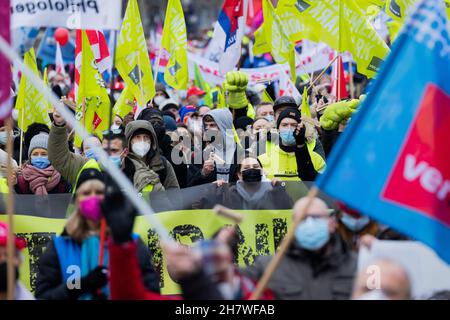 Düsseldorf, Deutschland. 25th. November 2021. Menschen nehmen an einer Demonstration von Beschäftigten des öffentlichen Sektors vor dem landtag Teil. Quelle: Rolf Vennenbernd/dpa/Alamy Live News Stockfoto