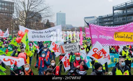 Düsseldorf, Deutschland. 25th. November 2021. Menschen nehmen an einer Demonstration von Beschäftigten des öffentlichen Sektors vor dem landtag Teil. Quelle: Rolf Vennenbernd/dpa/Alamy Live News Stockfoto