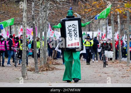 Düsseldorf, Deutschland. 25th. November 2021. Menschen nehmen an einer Demonstration von Beschäftigten des öffentlichen Sektors vor dem landtag Teil. Quelle: Rolf Vennenbernd/dpa/Alamy Live News Stockfoto