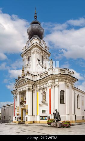 Wadowice, Polen - 27. August 2020: Päpstliche Basilika der Darstellung der seligen Vergin Mary auf dem Rynek Marktplatz, bekannt als Papst Johannes Paul II Platz in Stockfoto