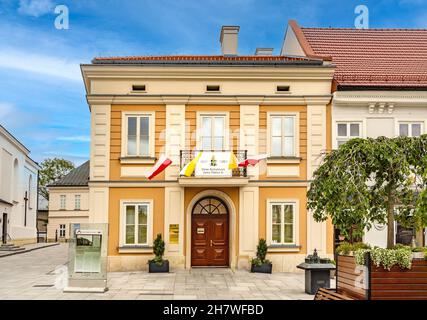 Wadowice, Polen - 27. August 2020: Familienhaus von Karol Wojtyla, später Papst Johannes Paul II., heute Heiliges Vater Familienheim Museum auf dem Marktplatz Stockfoto