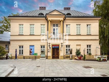 Wadowice, Polen - 27. August 2020: Stadtmuseum und regionales Kulturzentrum Gebäude in der Kosielna Kirchenstraße im historischen Stadtzentrum von Wadowice in L Stockfoto