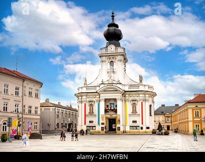 Wadowice, Polen - 27. August 2020: Päpstliche Basilika der Darstellung der seligen Vergin Mary auf dem Rynek Marktplatz, bekannt als Papst Johannes Paul II Platz in Stockfoto