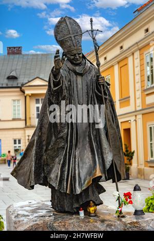 Wadowice, Polen - 27. August 2020: Statue von Papst Johannes Paul II. Vom Bildhauer Maksymilian Biskupski vor der päpstlichen Basilika am Marktplatz in Wadowice Stockfoto