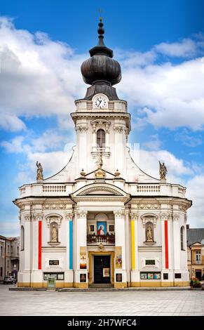 Wadowice, Polen - 27. August 2020: Päpstliche Basilika der Darstellung der seligen Vergin Mary auf dem Rynek Marktplatz, bekannt als Papst Johannes Paul II Platz in Stockfoto