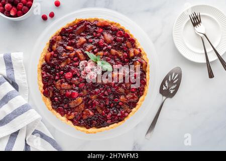 Draufsicht auf einen hausgemachten Preiselbeeren-Aprikosenkuchen, der fertig zum Servieren ist. Stockfoto