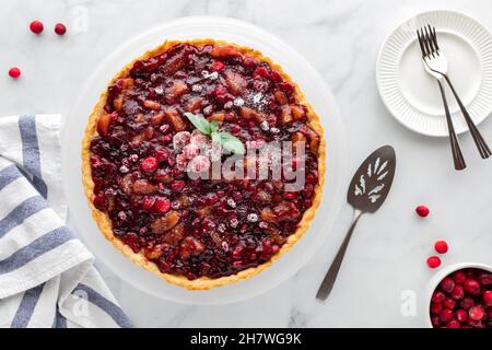 Draufsicht auf einen Cranberry-Apricot-Kuchen, der fertig zum Servieren ist. Stockfoto