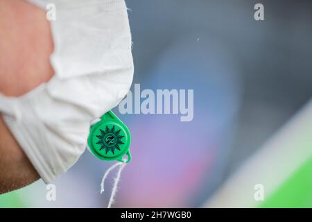 Düsseldorf, Deutschland. 25th. November 2021. Ein Mann pfeift während einer Demonstration von Beschäftigten des öffentlichen Sektors vor dem landtag. Quelle: Rolf Vennenbernd/dpa/Alamy Live News Stockfoto
