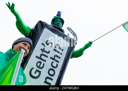Düsseldorf, Deutschland. 25th. November 2021. Menschen nehmen an einer Demonstration von Beschäftigten des öffentlichen Sektors vor dem landtag Teil. Quelle: Rolf Vennenbernd/dpa/Alamy Live News Stockfoto