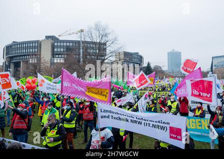 Düsseldorf, Deutschland. 25th. November 2021. Menschen nehmen an einer Demonstration von Beschäftigten des öffentlichen Sektors vor dem landtag Teil. Quelle: Rolf Vennenbernd/dpa/Alamy Live News Stockfoto