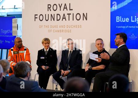 Von links nach rechts: Dr. John Chatterjee von der Londoner Flugambulanz, Una Jennings von der Chishire Police, Roger Watson vom East Midlands Ambulance Service und Martin Blunden vom Scottish Fire and Rescue Service unterhalten sich mit Nick Knowles (rechts) auf der Bühne während des Emergency Services Mental Health Symposiums der Royal Foundation in London. Bilddatum: Donnerstag, 25. November 2021. Stockfoto