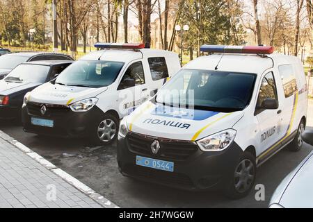 Tschernihiv, Ukraine - 31. März 2020: Ukrainische Polizeiautos parkten in der Stadt. Polizisten Renault Kangoo Stockfoto