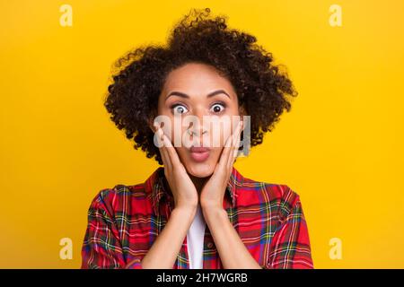 Portrait von attraktiven erstaunt Mädchen plötzliche Nachrichten Reaktion Pout Lippen isoliert über helle gelbe Farbe Hintergrund Stockfoto