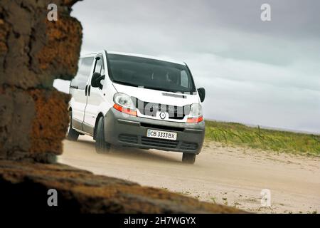 Kherson, Ukraine - 6. August 2019: Weißer Renault Trafic auf einem Feldhintergrund Stockfoto