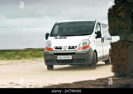 Kherson, Ukraine - 6. August 2019: Weißer Renault Trafic auf einem Feldhintergrund Stockfoto