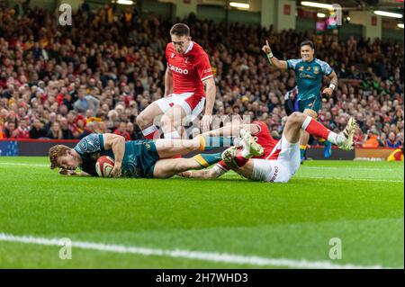 Der australische Flügelspieler Andrew Kellaway taucht ein, um die Wallabies in nur 2nd Minuten des Spiels zum ersten Mal zu gewinnen. Stockfoto